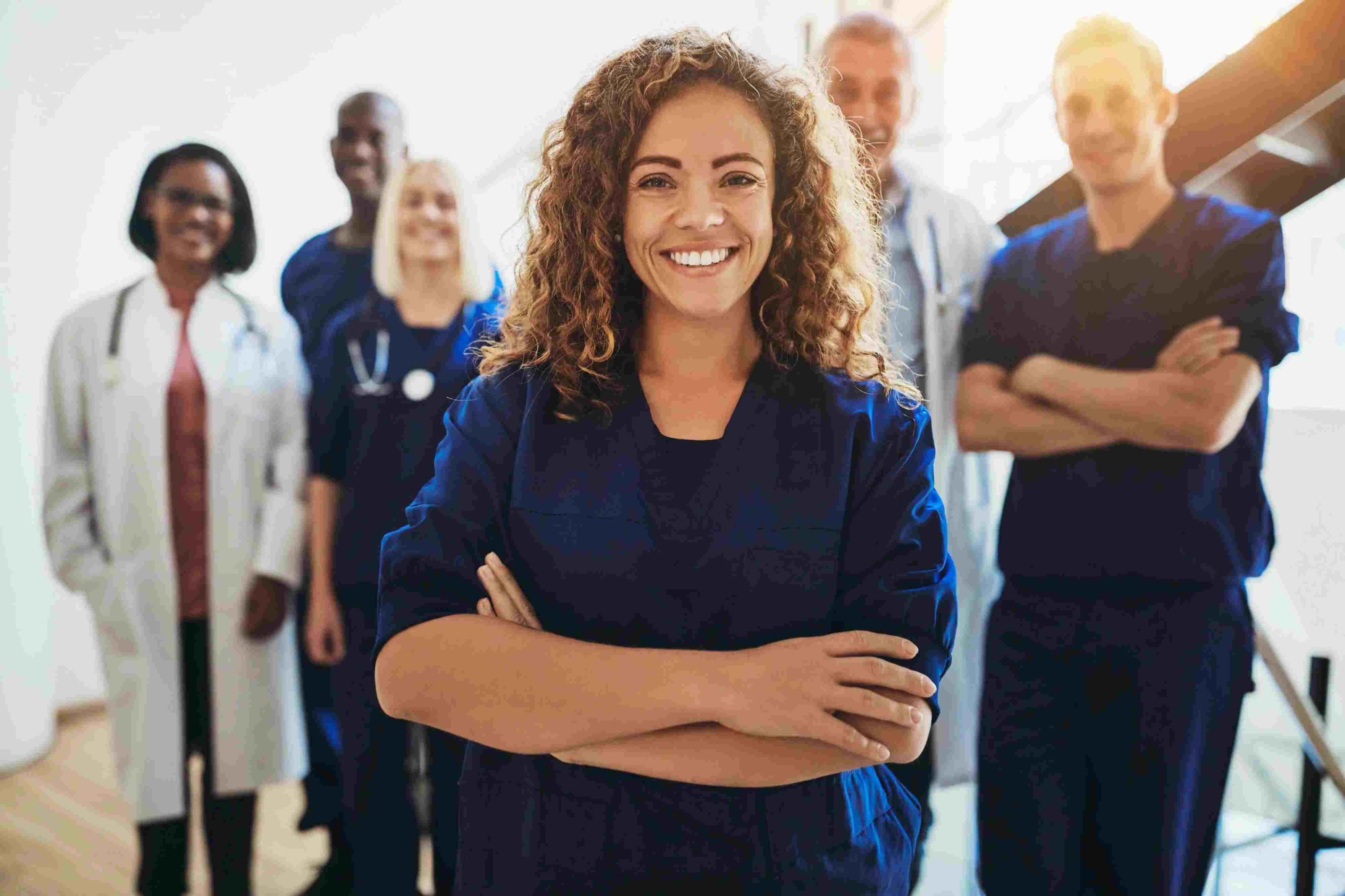 Grupo de pessoas diversas posa para foto, representando a preocupação do Einstein em ter diversidade e a inclusão na sua atuação na área da saúde